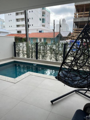 Apartamento com piscina a 100 metros da praia